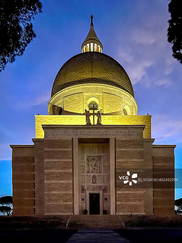 意大利拉齐奥的罗马，黄昏时分的“圣彼得和保罗大教堂”(Basilica dei Santi Pietro e Paolo)图片素材
