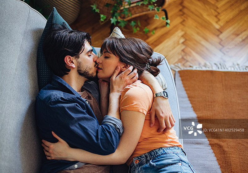 一对相爱的夫妇在家里分享浪漫的时刻图片素材
