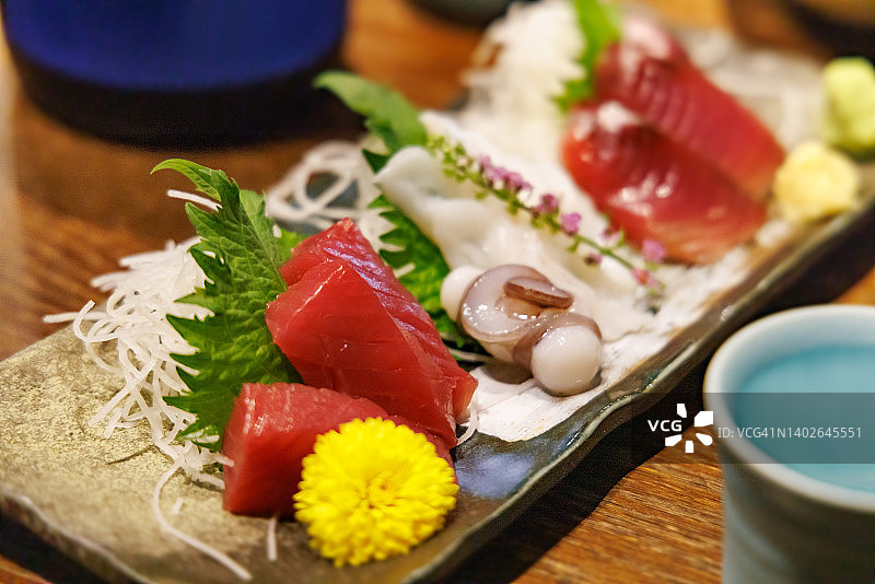 日本清酒和美味的生鱼片图片素材