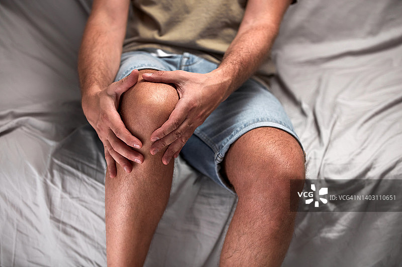 有膝关节疼痛、脱位、麻木、抽筋等关节问题的成年男性。图片素材