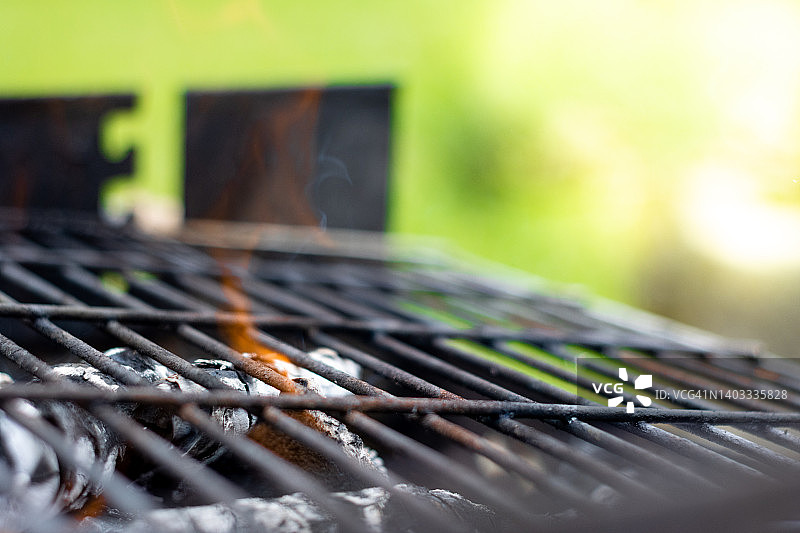 露天烧烤架与火的特写。火的火焰图片素材
