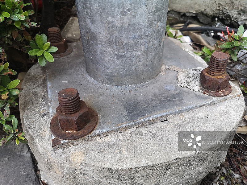 钢螺栓螺母用于将钢板固定在水泥柱上图片素材