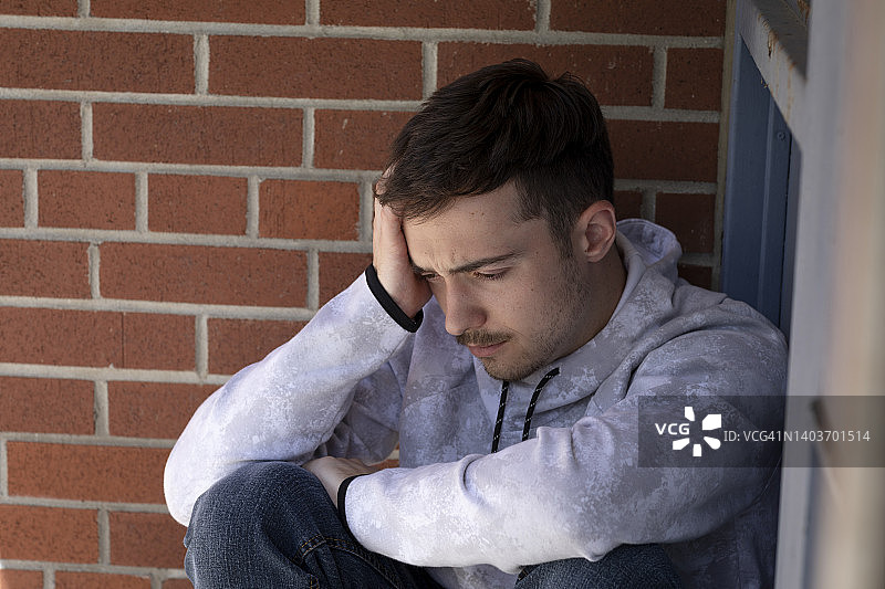 年轻人坐在外面有心理健康危机图片素材