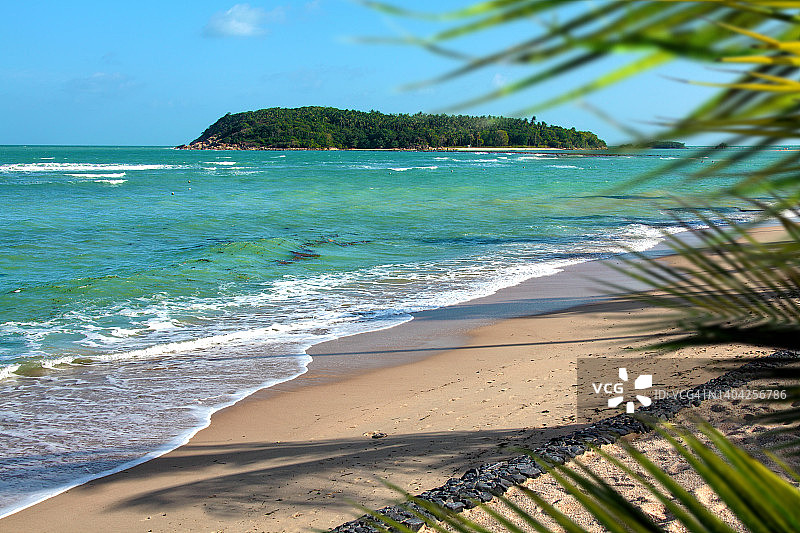 阳光明媚的热带岛屿，空旷的沙滩，阳光明媚的蓝天图片素材