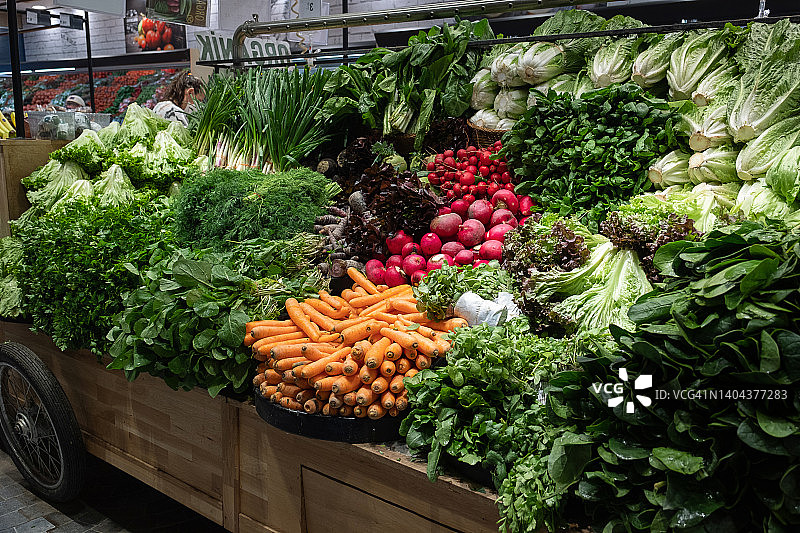 绿色蔬菜，生菜叶和食物。健康饮食的概念，素食主义和纯素食主义。在生态清洁的地方种植的新鲜花园农产品。素食，纯素食和生食。没有转基因产品。市场、零售。图片素材