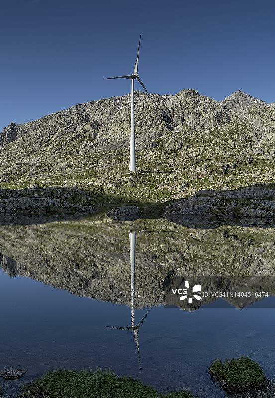 风轮机反射在山上的湖泊图片素材