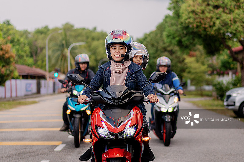 一群朋友和家人骑着摩托车进行公路旅行图片素材