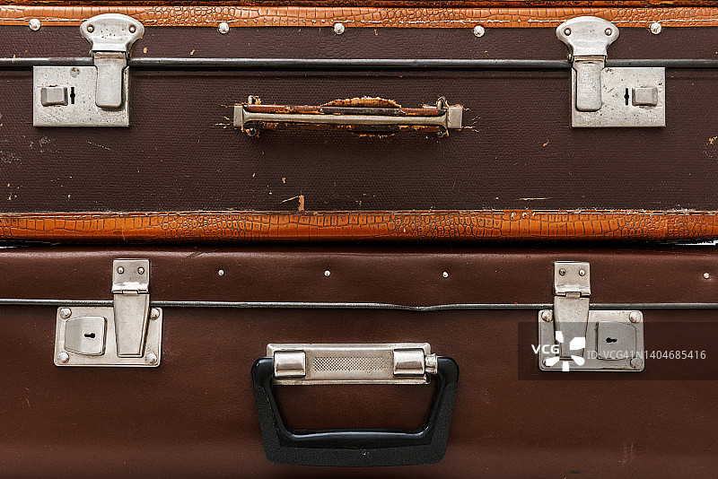 前视图复古皮革行李箱与金属锁在复古风格图片素材