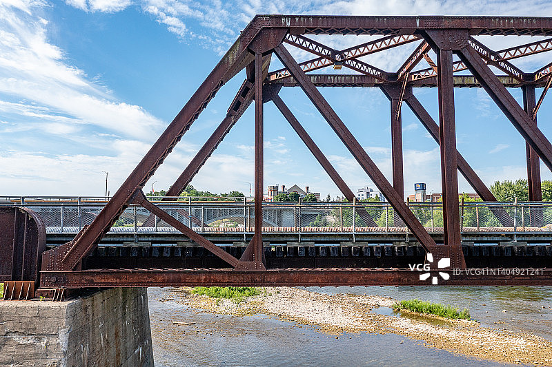 加拿大布兰特福德格兰德河的铁路桥图片素材