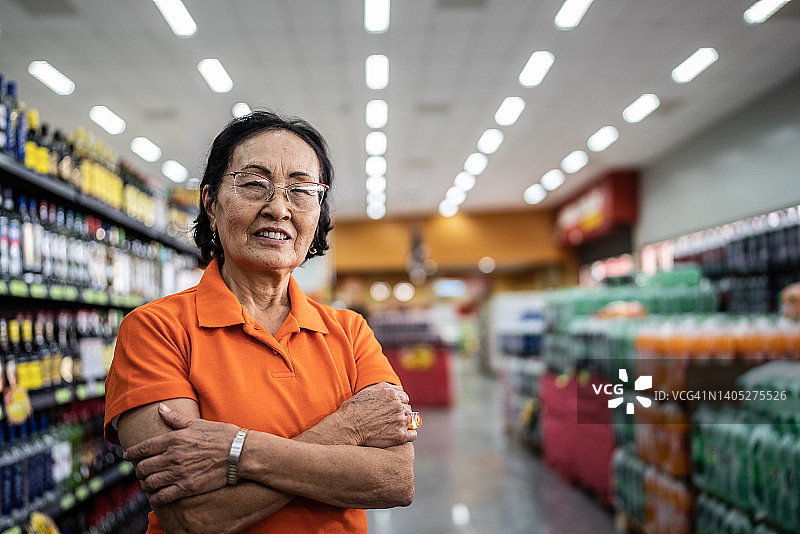 一位在超市工作的老年妇女的肖像图片素材