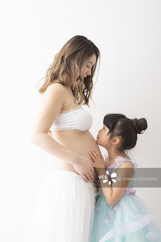 孕妇和穿着裙子的女孩的肖像图片素材