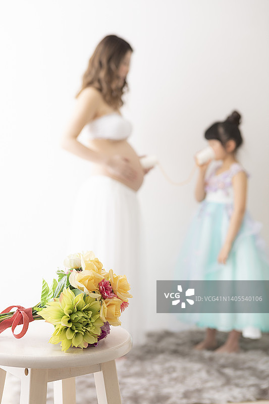 孕妇和穿着裙子的女孩的肖像图片素材