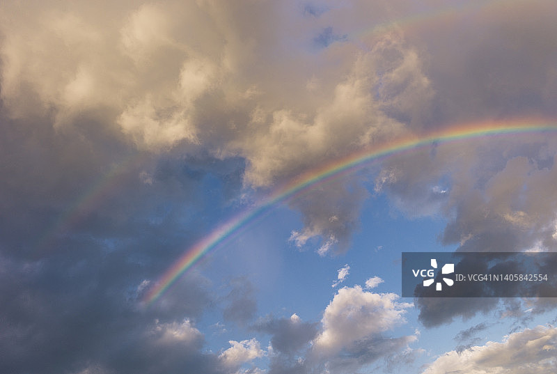 双虹在暴风雨的天空图片素材
