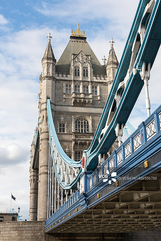 塔桥的低角度视图，伦敦，英国。图片素材