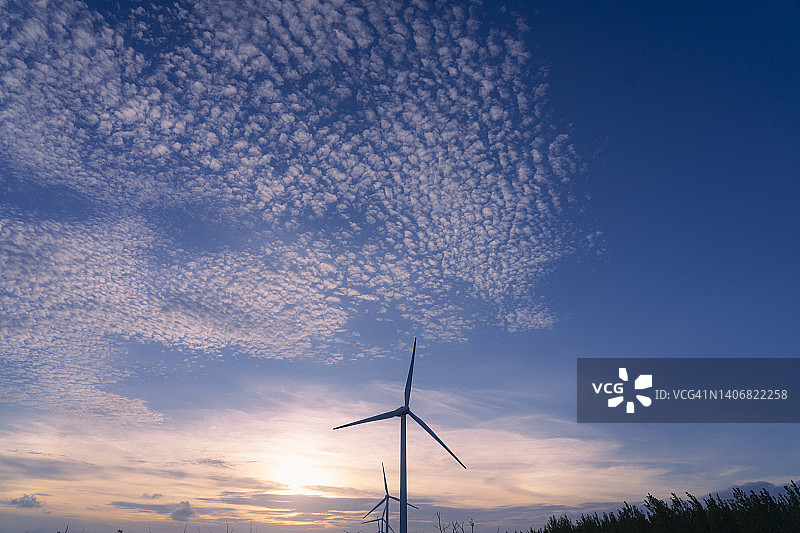 高积云和风力涡轮机图片素材