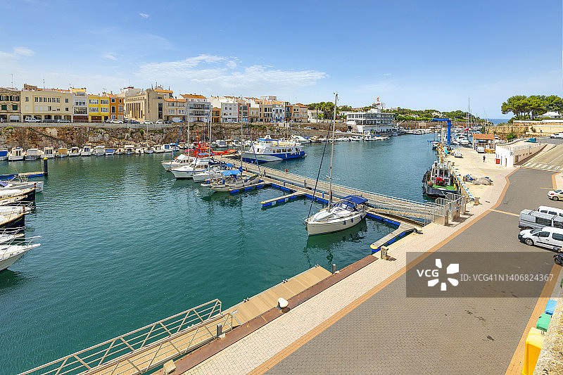 位于巴利阿里群岛的米诺卡岛或西班牙梅诺卡岛，风景如画的Ciutadella de Menorca港口的Ciutadella码头上的渔船、帆船和游艇。图片素材