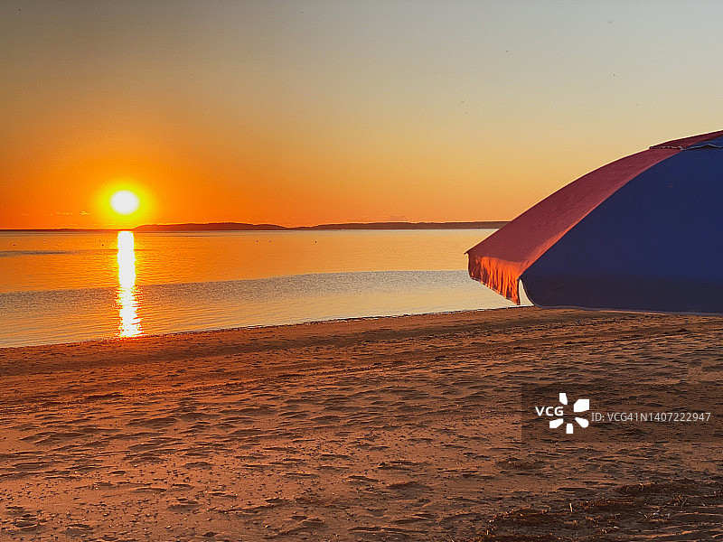 在日落时分打开沙滩伞图片素材