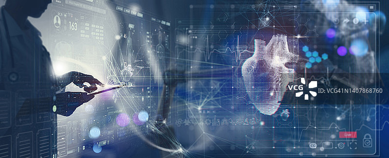 心脏科医生控制机器人在数字平板上报告电子病历并检查患者心脏功能。医疗保健与网络连接科学医学技术理念图片素材