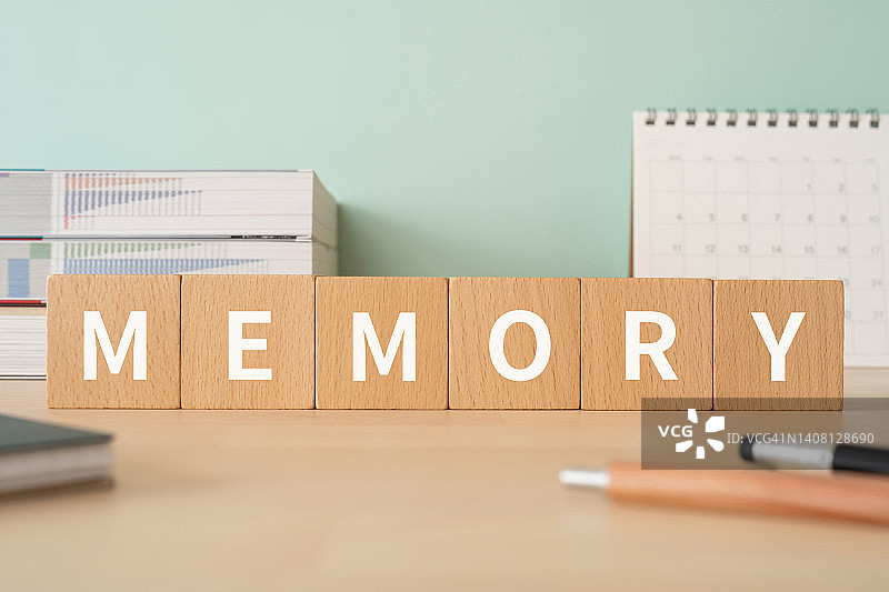 木块与“记忆”的概念文本，笔，笔记本，和书。图片素材