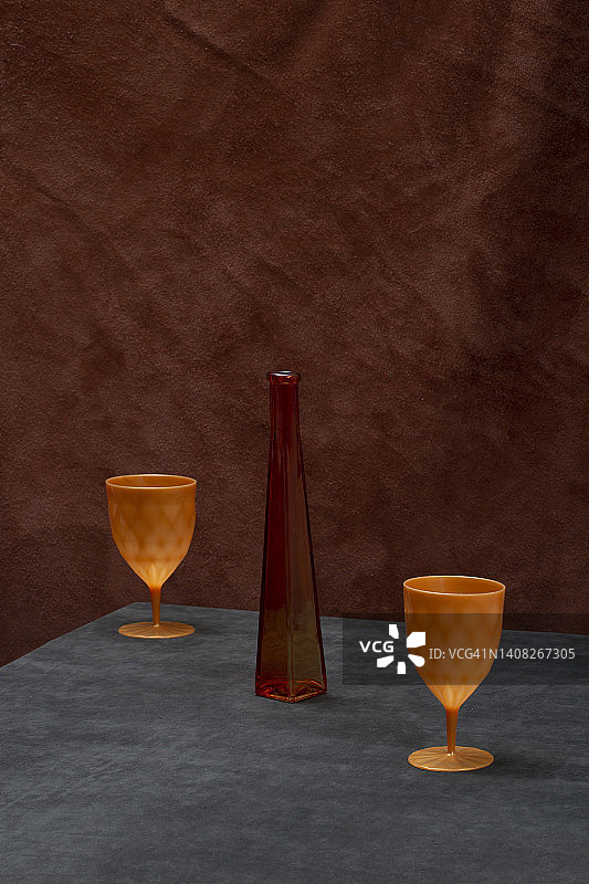 静物画，一个彩色的瓶子和两个玻璃杯图片素材