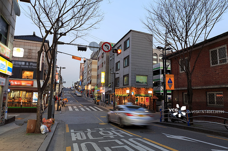 黄昏时分，韩国首尔的街头生活图片素材