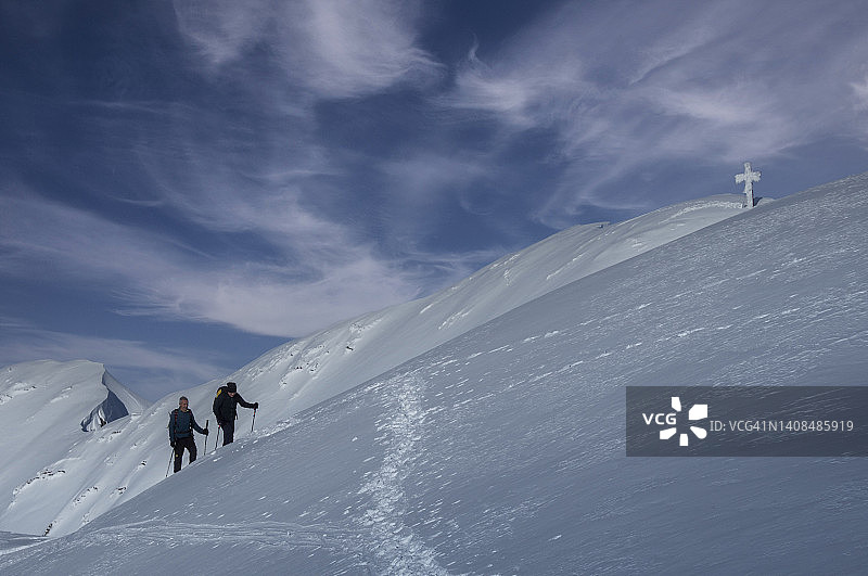 雪坡上的登山者图片素材