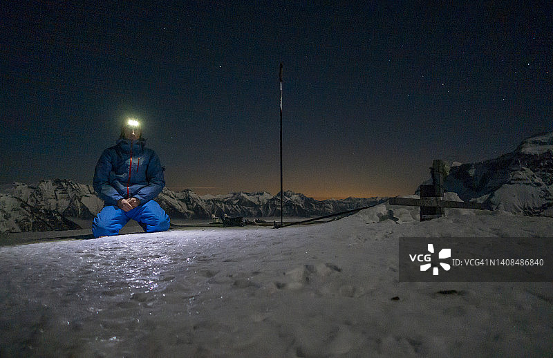 夜间冰川上的登山者图片素材