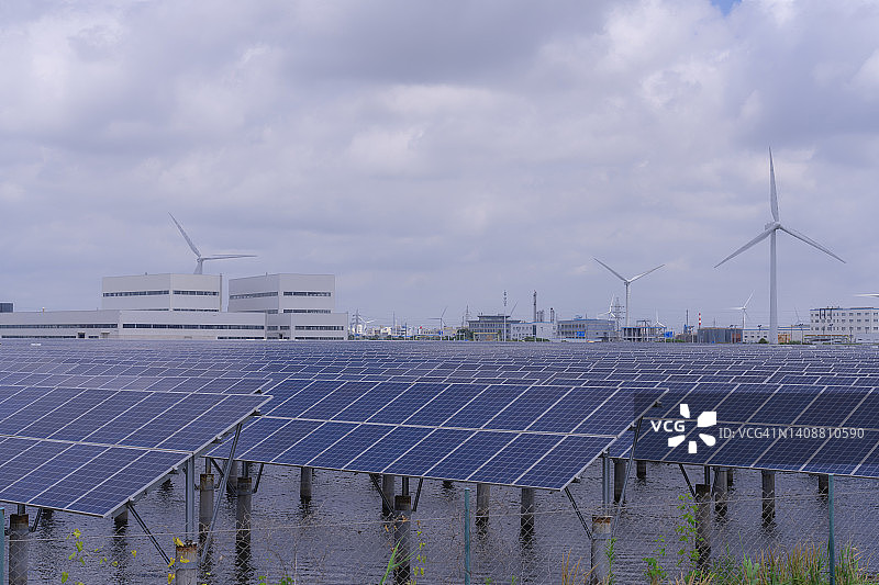 综合能源解决方案概念图:太阳能、风力涡轮机和工业工厂图片素材