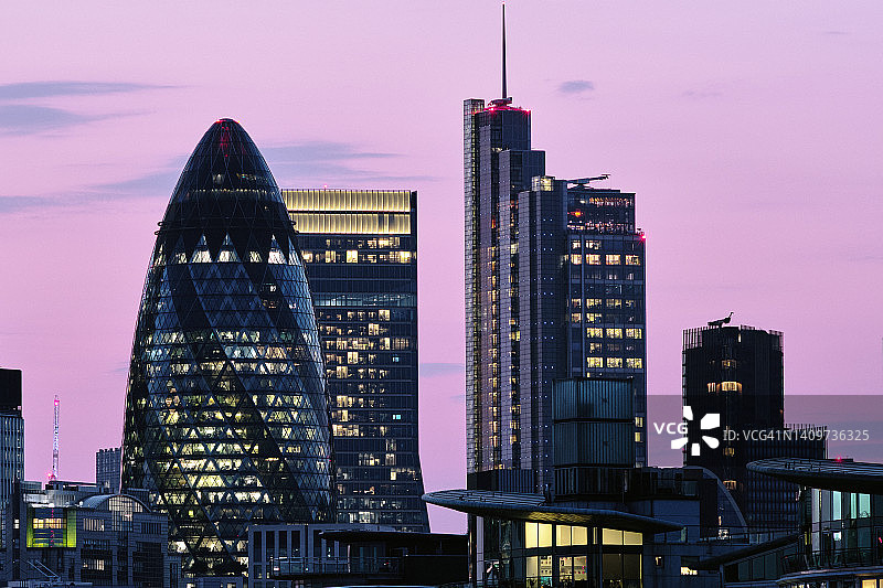 黄昏时分，伦敦金融区的摩天大楼图片素材
