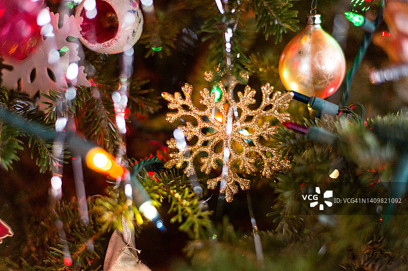圣诞树特写与闪闪发光的圣诞饰品和金属丝图片素材