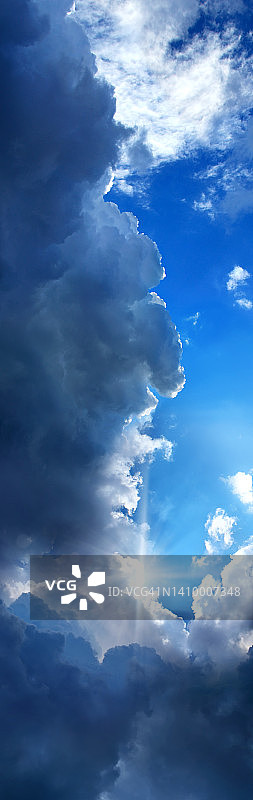 戏剧性的暴风雨天空与灿烂的太阳为垂直全景背景图片素材