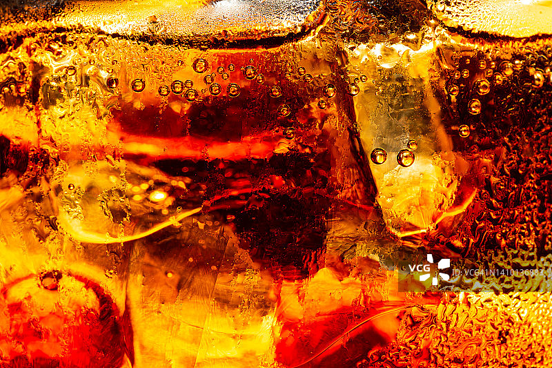 宏观可乐质感、可乐搭配冰食背景、可乐特写、设计元素。啤酒宏观泡泡，冰，泡泡，背景，冰块，抽象背景图片素材