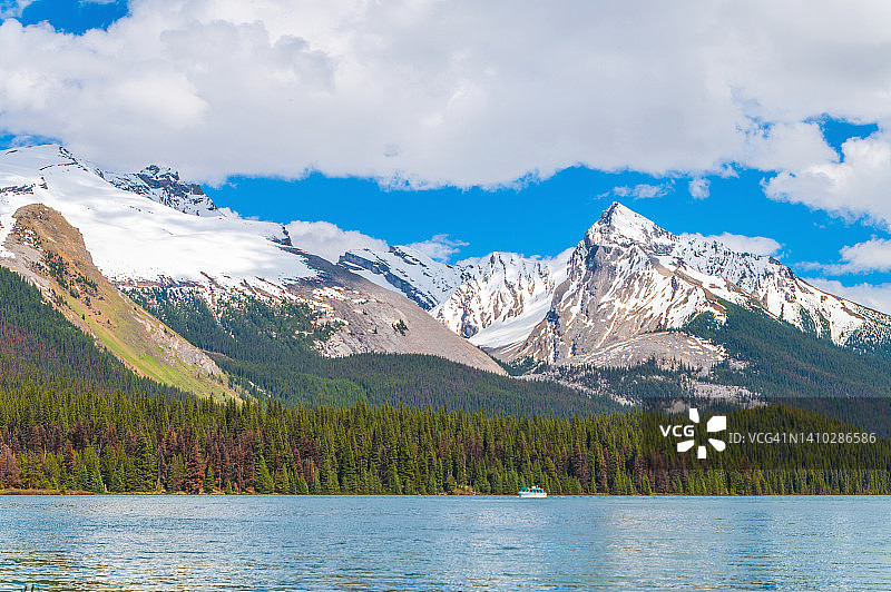 位于加拿大阿尔伯塔省的马勒姆湖和周围的山脉图片素材