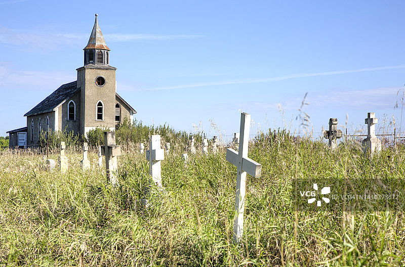 废弃的草原教堂和墓地图片素材