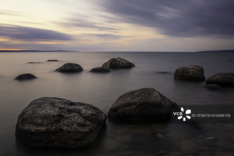 日落时的岩石海岸线图片素材