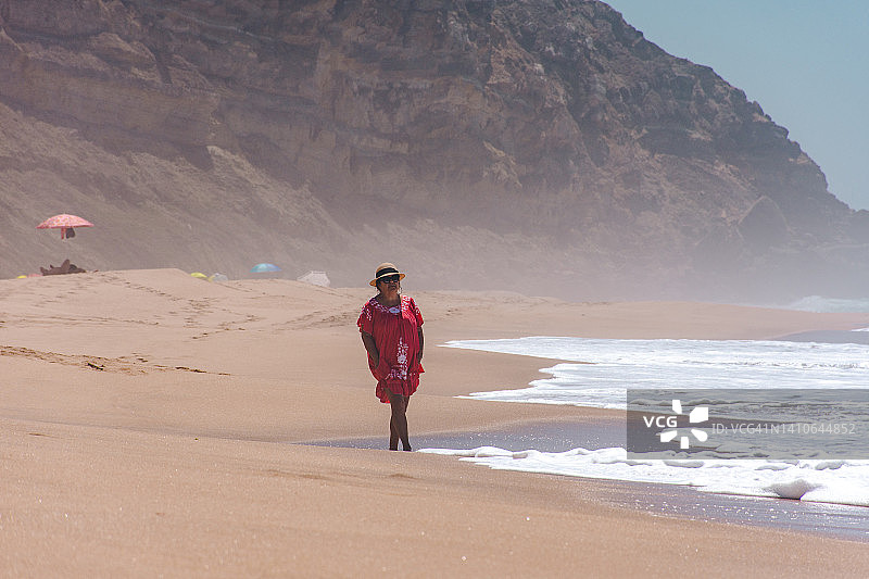 里斯本海滩上走在沙滩上的女人图片素材