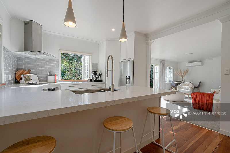 新豪华住宅的厨房和客厅的视野。图片素材