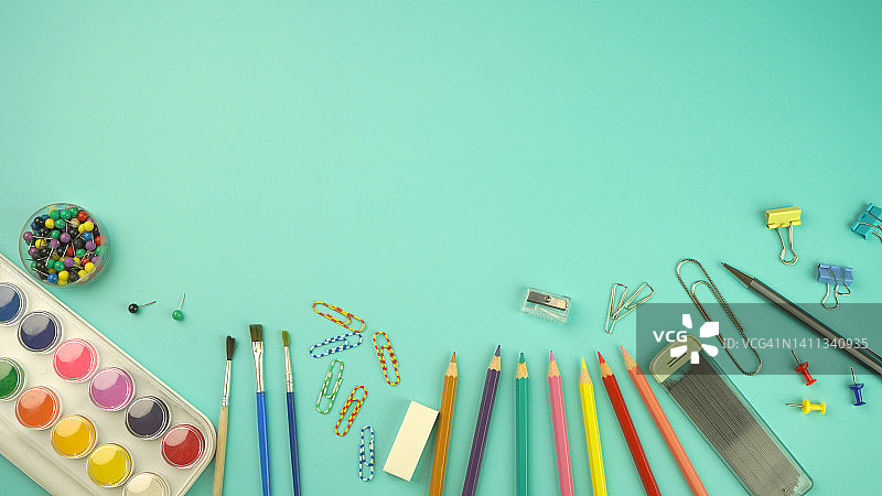 学校用品，彩色铅笔，水彩，大头针，带有copyspace背景的回形针图片素材