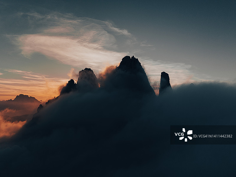 意大利，白云石，拉瓦雷多的Tre Cime di Lavaredo在日落时被云层覆盖图片素材