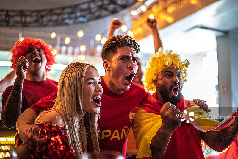 西班牙朋友在酒吧观看足球比赛并庆祝图片素材