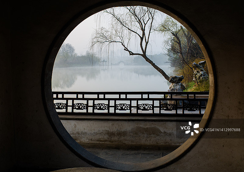 从中国经典的圆形大门看过去图片素材