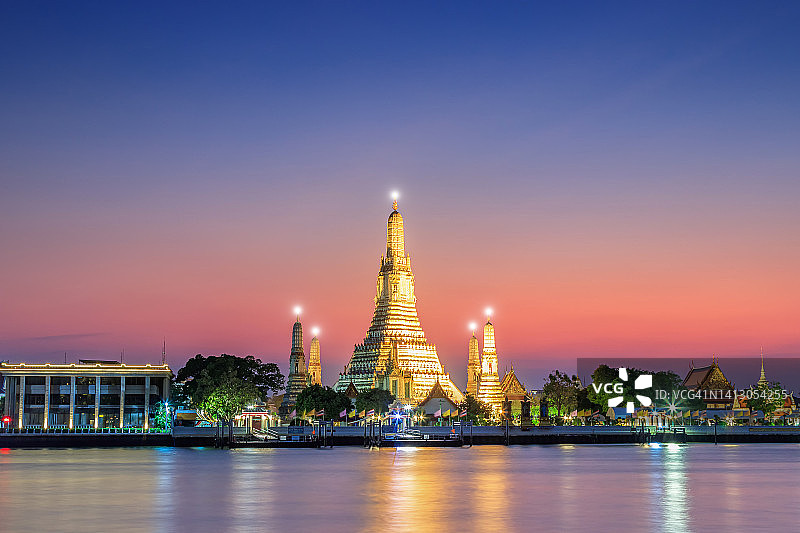 泰国曼谷日落时分的阿伦寺。华伦寺是泰国曼谷雅艾区的一座佛教寺庙，华伦寺是泰国最著名的地标建筑之一图片素材