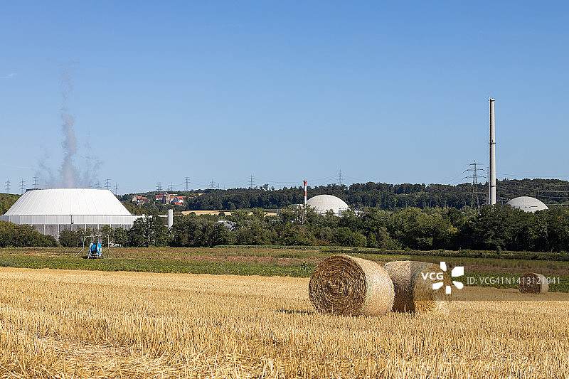 Neckarwestheim核电站的草包(Baden-Württemberg，德国)图片素材