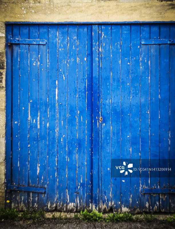 Knaresborough，明亮的蓝色车库门图片素材