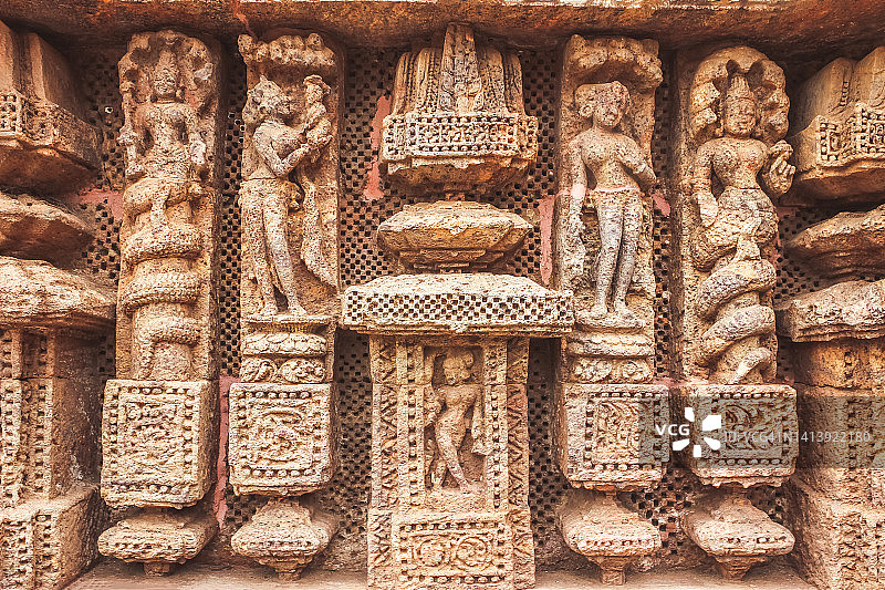 在印度奥里萨邦的卡纳克神庙墙壁上的石灰石上的抽象艺术品图片素材