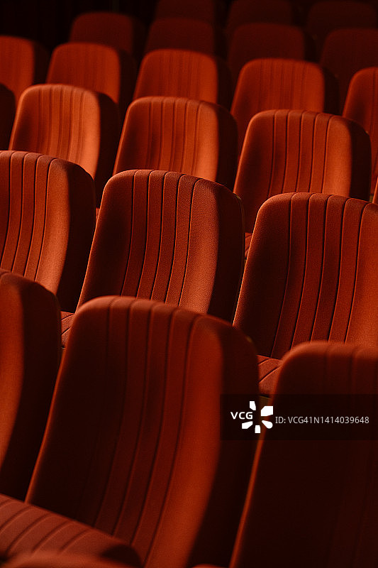 剧院空无一人的红色座位图片素材