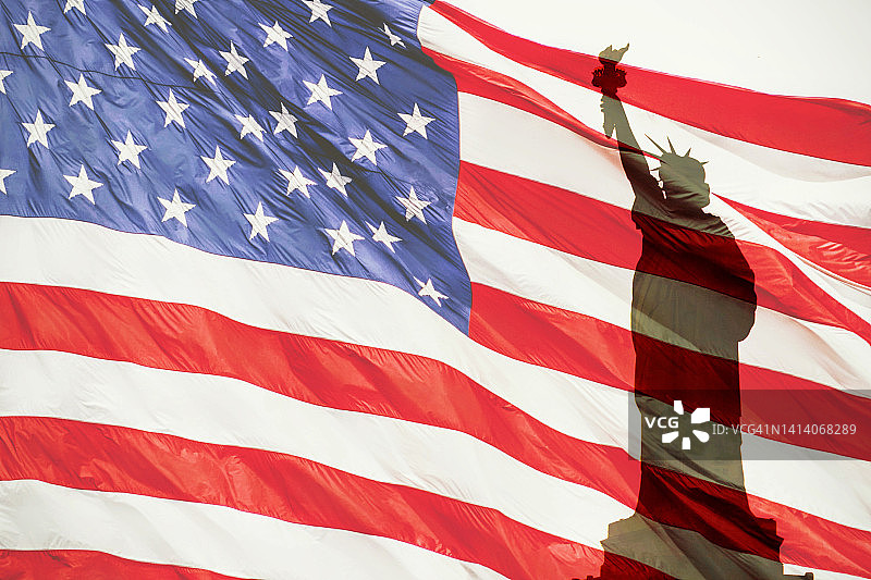 纽约。美国国旗挂在自由女神像上图片素材