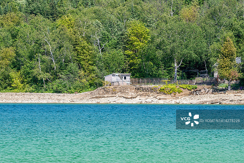 小屋或别墅在休伦湖狮子头海滩港口在狮子头省级公园加拿大安大略省。地峡湾，狮子头尖。出租和个人休闲的小屋。图片素材