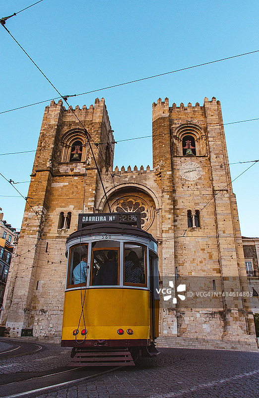 从Se大教堂前经过的黄色电车图片素材