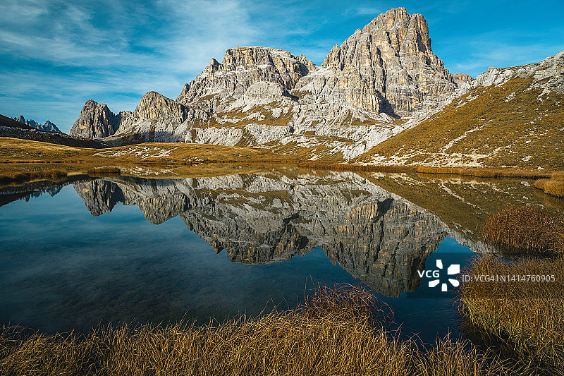 意大利秋天白云石上令人惊叹的山湖图片素材